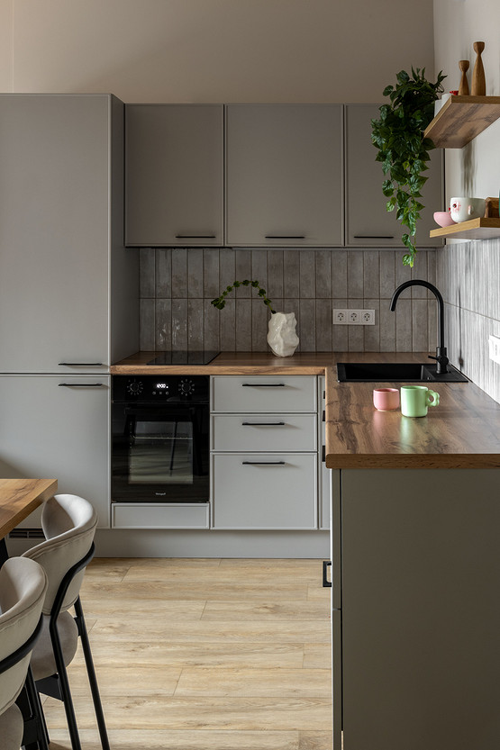 cuisine ouverte grise décoration contemporaine appartement étudiant de 37m2 cuisine ouverte grise décoration contemporaine appartement étudiant de 37m2