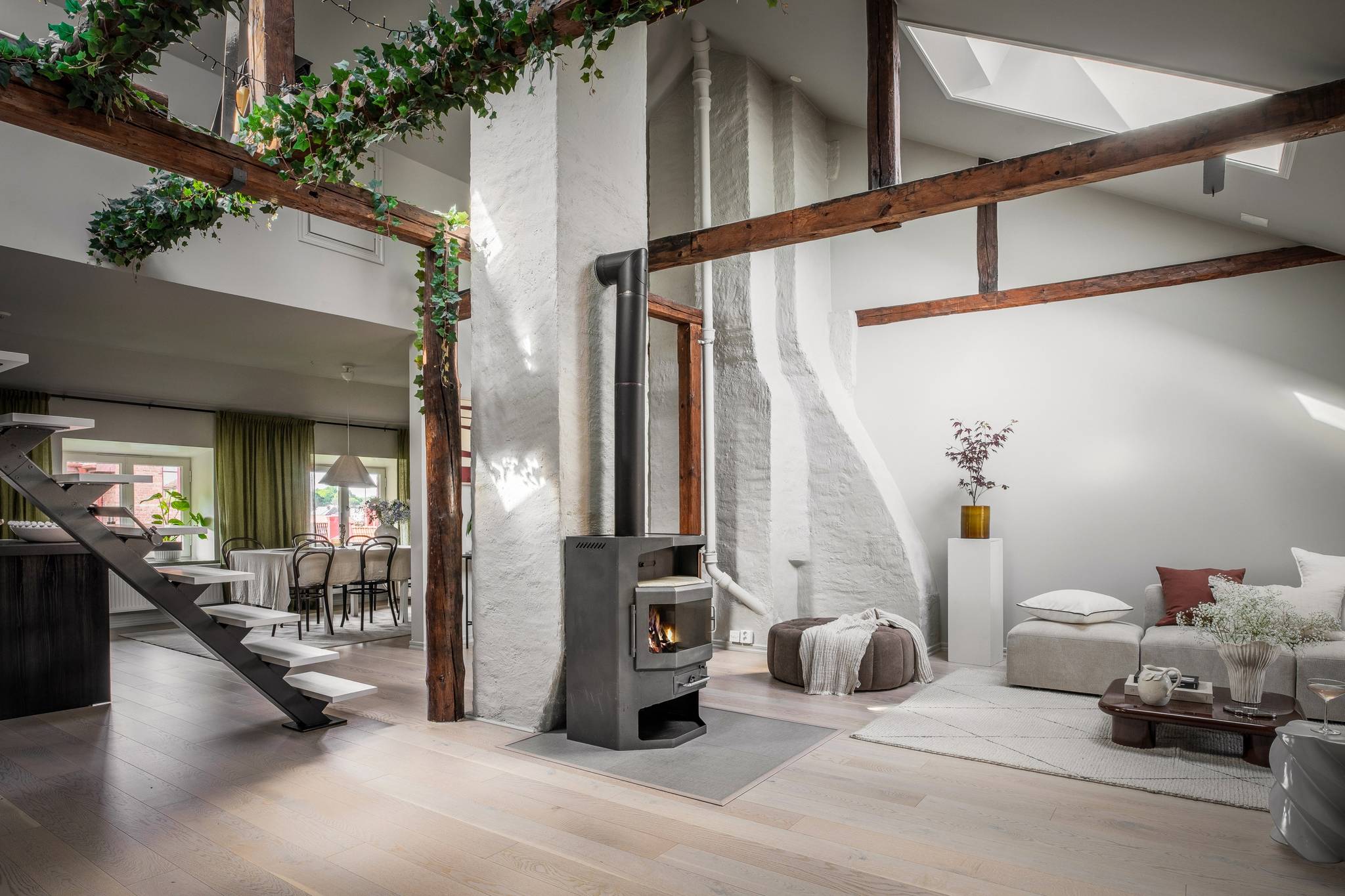 Un plafond à 5 mètres et un escalier astucieux pour un appartement aux large volumes