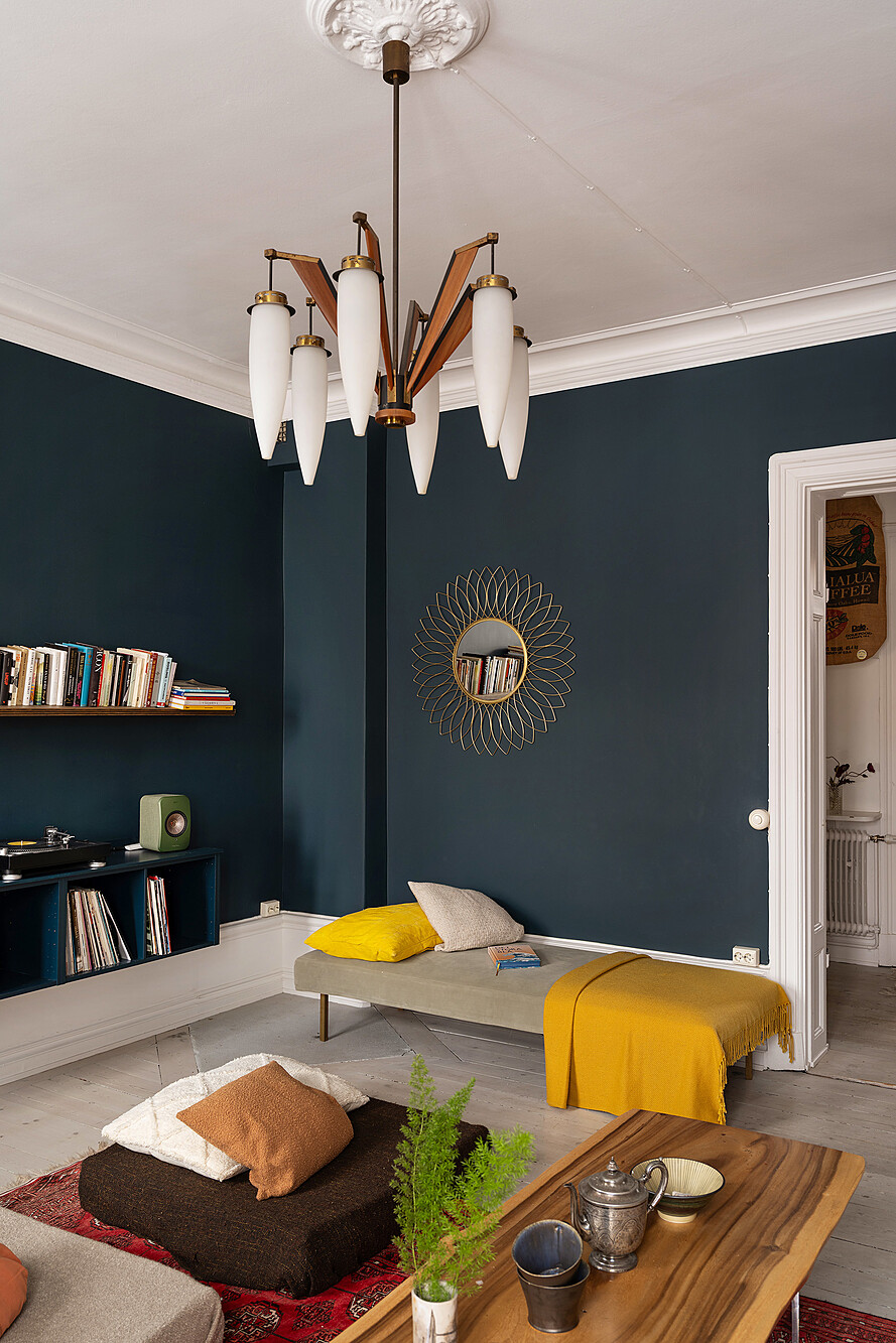 salon murs bleu marine appartement deux-pièces ancien décoration vintage