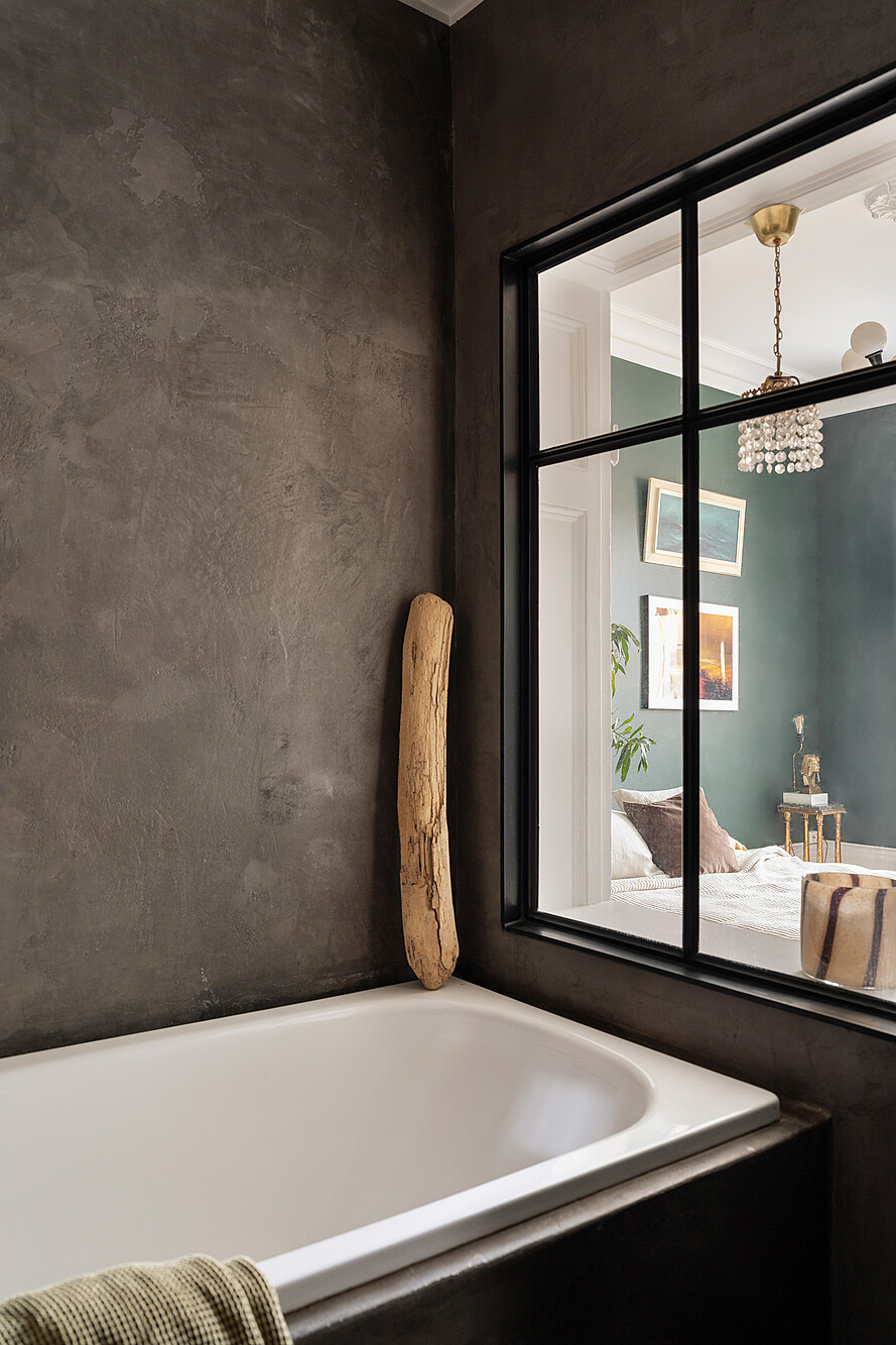 salle de bain éclairée en second jour par fenêtre intérieure sur chambre appartement deux-pièces ancien décoration vintage et bohème