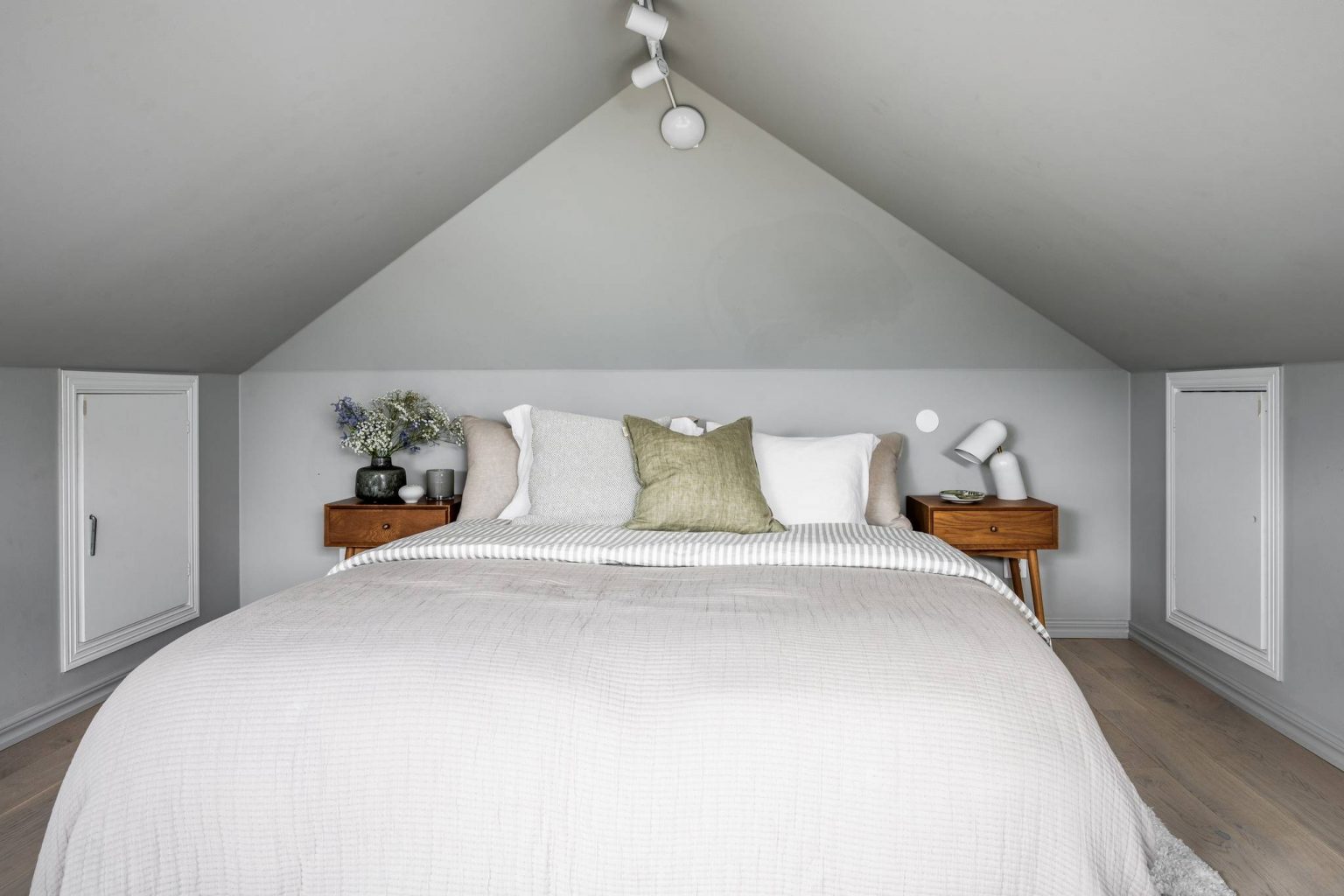chambre mansardée sur mezzanine appartement décoration scandinave