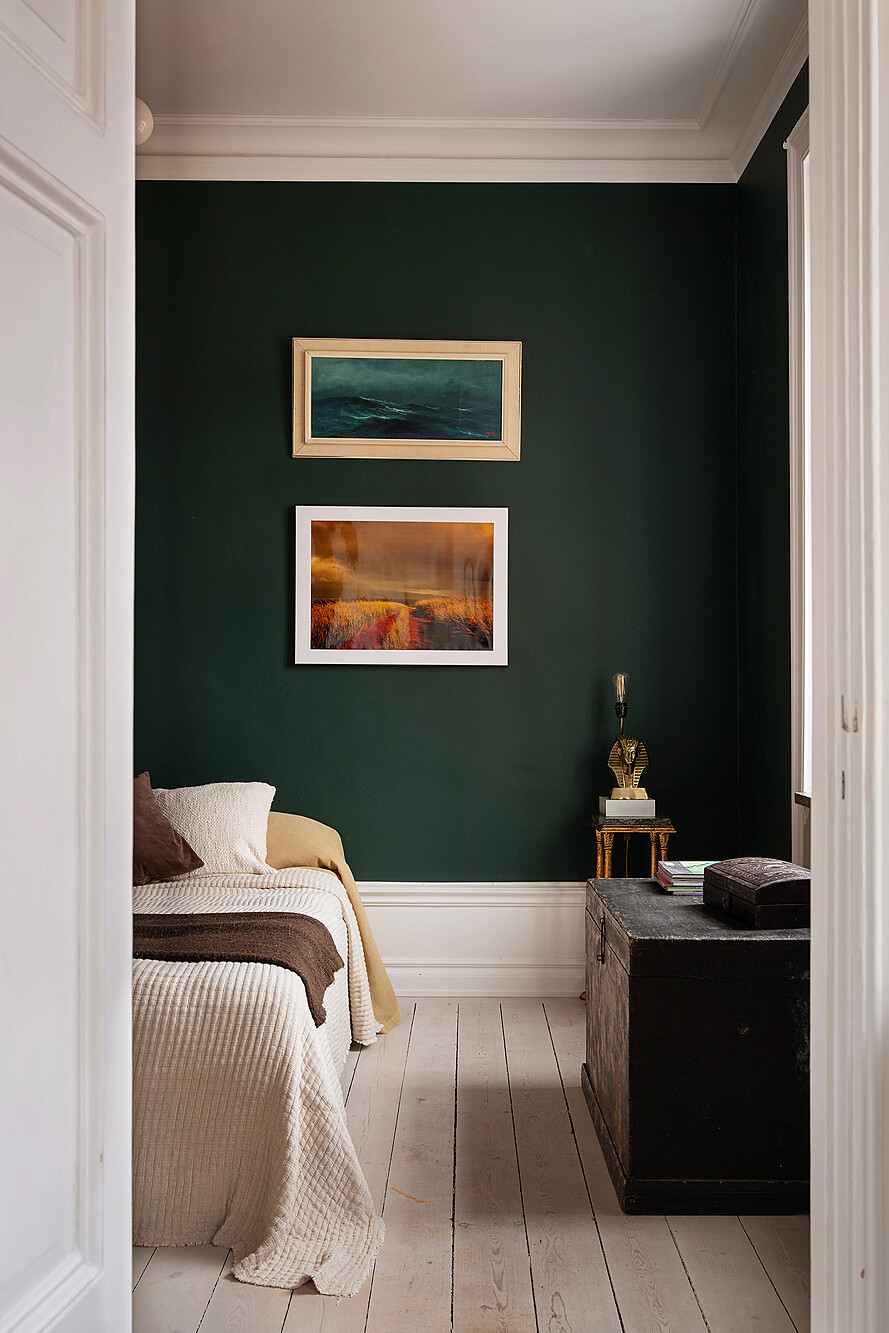 chambre mur vert foncé appartement deux-pièces ancien décoration vintage et bohème