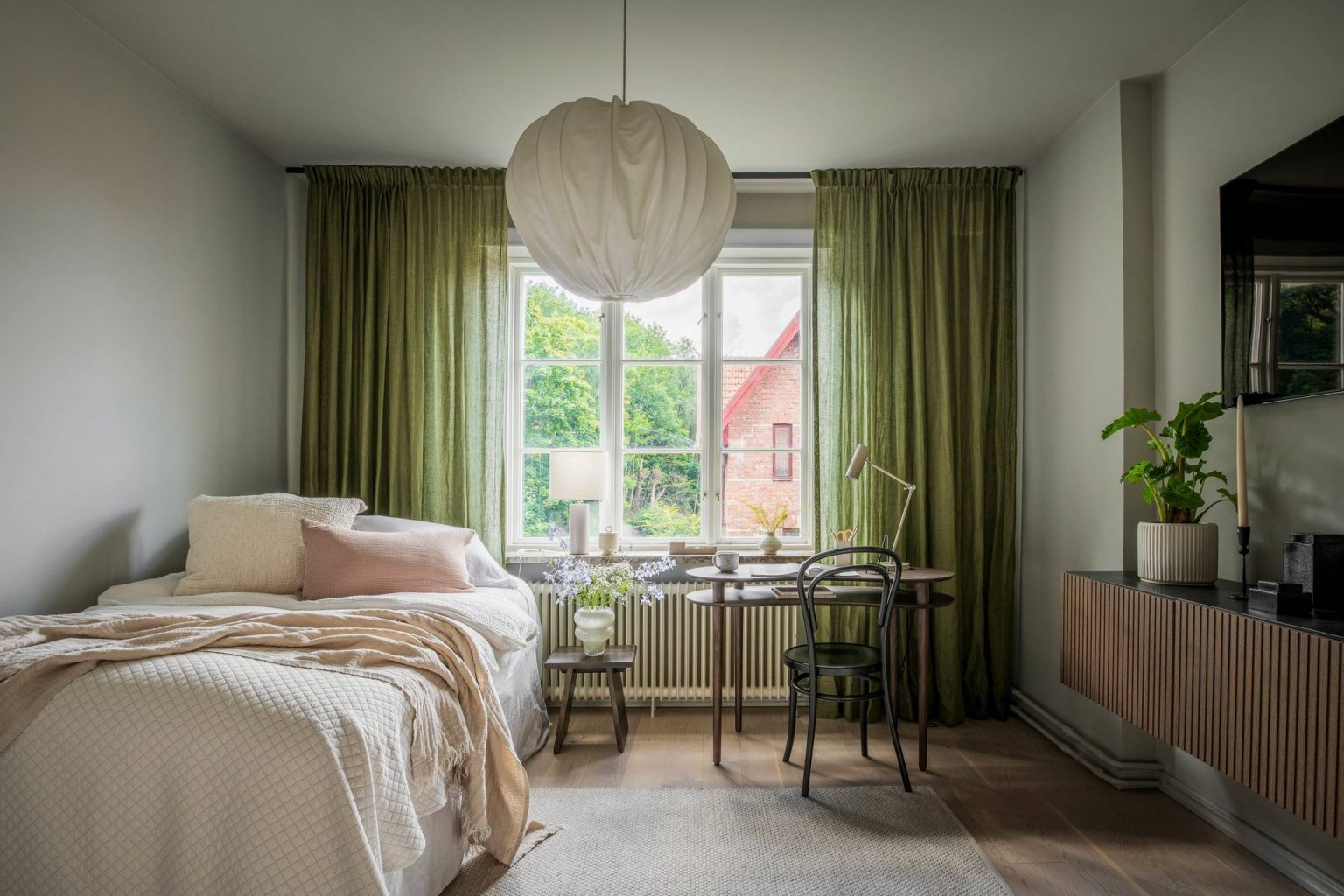 chambre rideaux verts appartement décoration scandinave