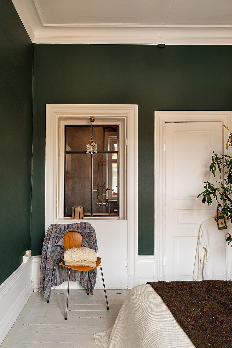 chambre mur vert foncé appartement deux-pièces ancien décoration vintage et bohème