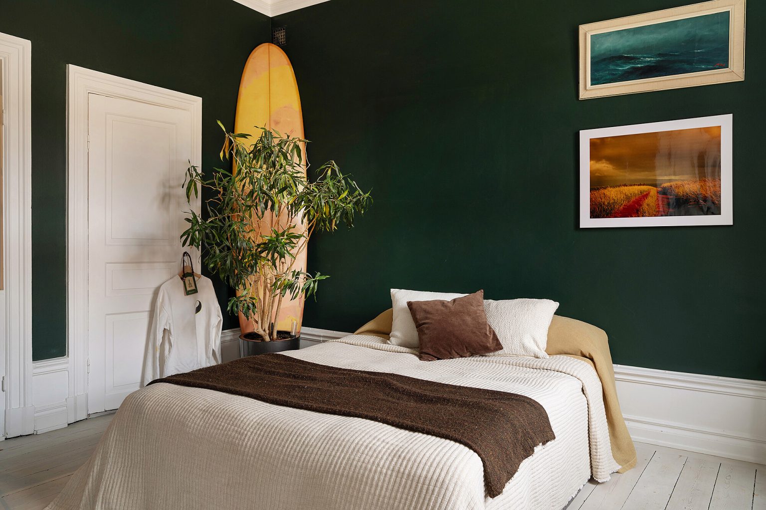 chambre mur vert foncé appartement deux-pièces ancien décoration vintage et bohème