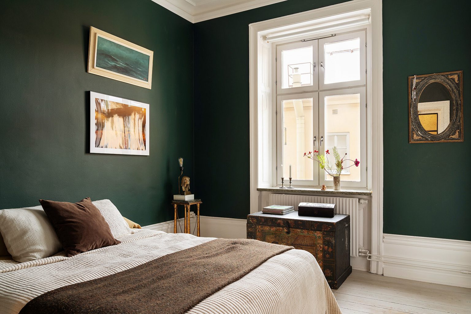 chambre mur vert foncé appartement deux-pièces ancien décoration vintage et bohème