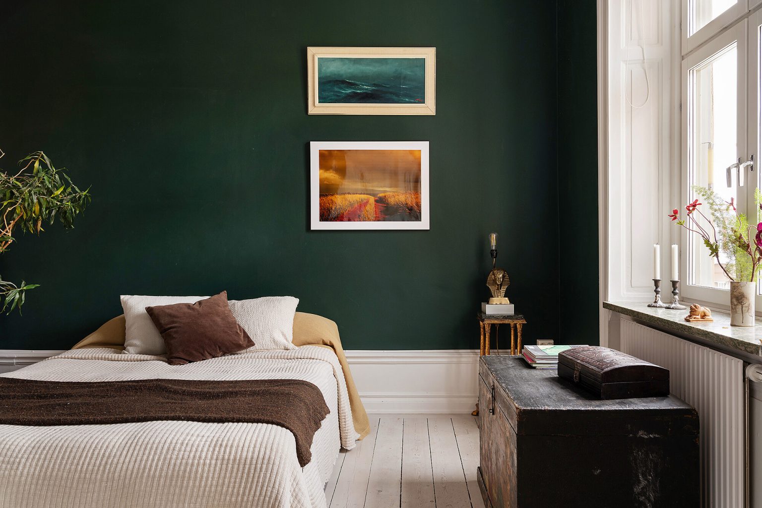 chambre mur vert foncé appartement deux-pièces ancien décoration vintage et bohème