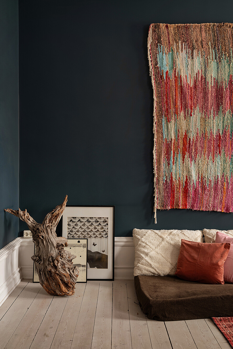 salon murs bleu marine appartement deux-pièces ancien décoration vintage et bohème