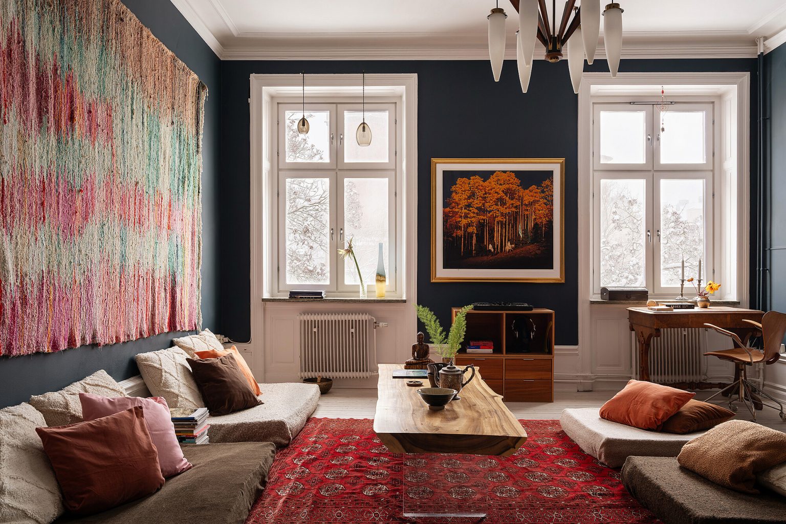 salon murs bleu marine appartement deux-pièces ancien décoration vintage et bohème