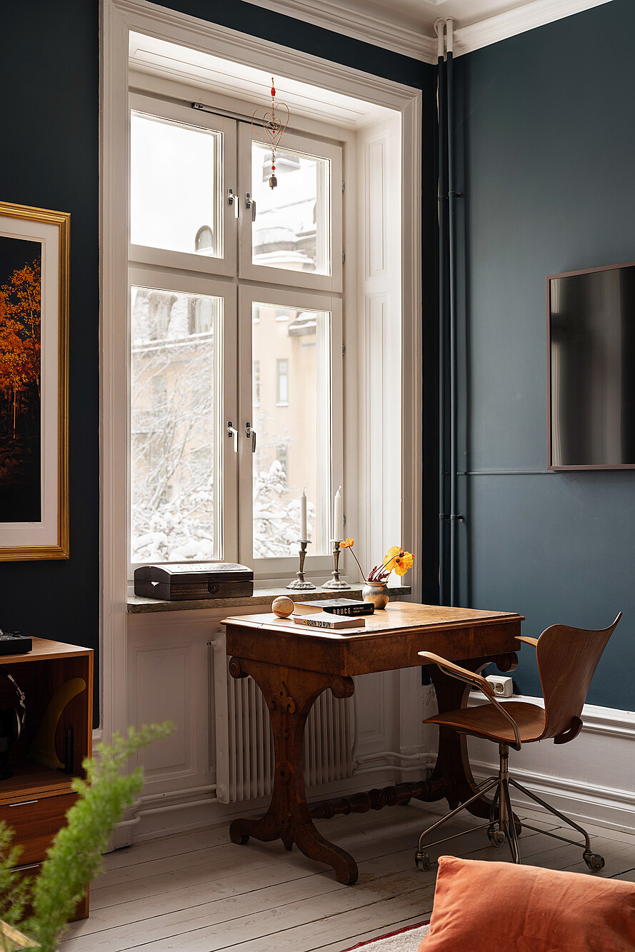 salon murs bleu marine appartement deux-pièces ancien décoration vintage et bohème