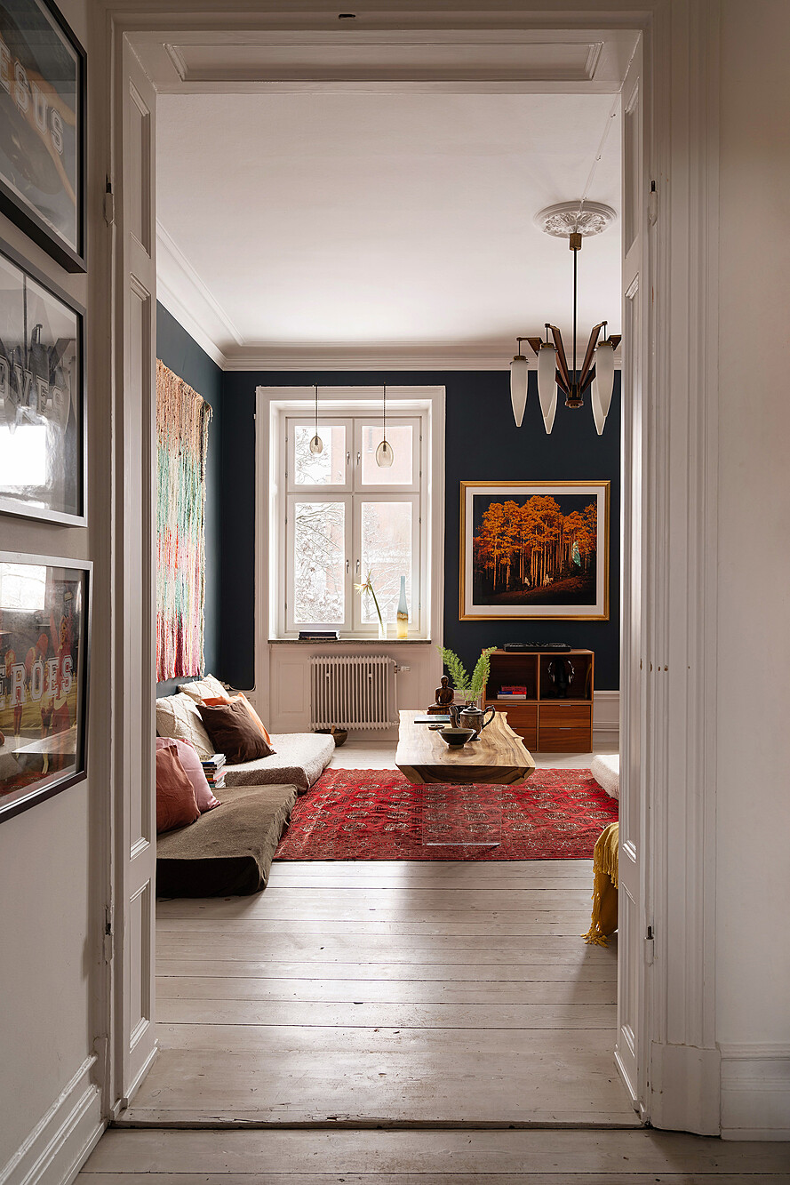 entrée et salon murs bleu marine appartement deux-pièces ancien décoration vintage et bohème