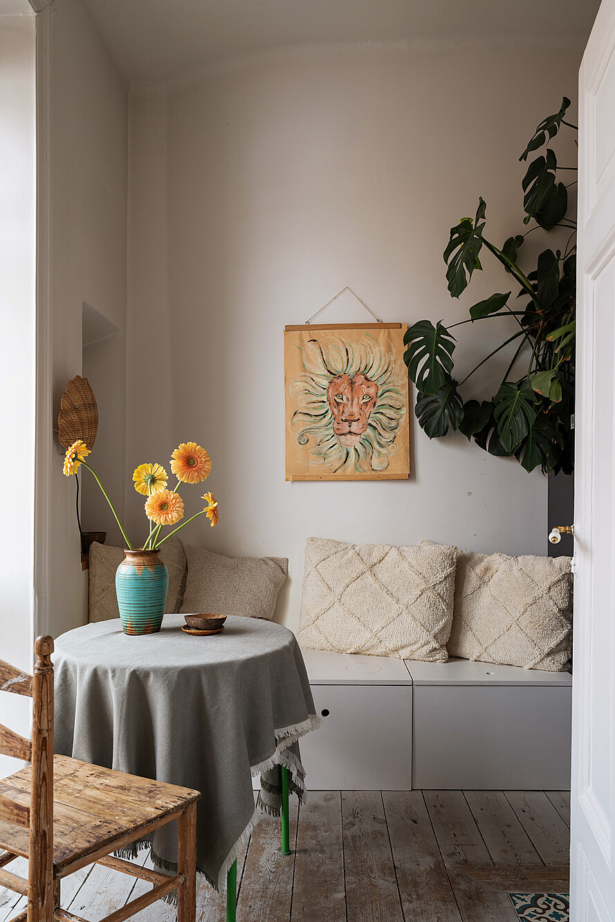 espace repas avec banquette dans cuisine rustique chic appartement deux-pièces ancien décoration vintage et bohème