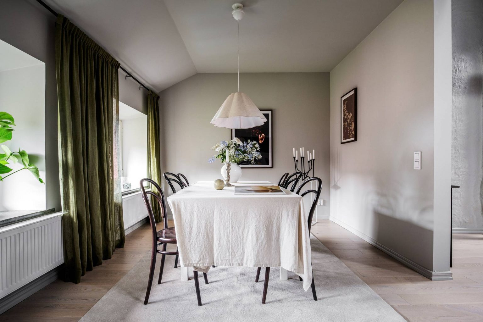 salle à manger chaises Thonet noires décoration scandinave