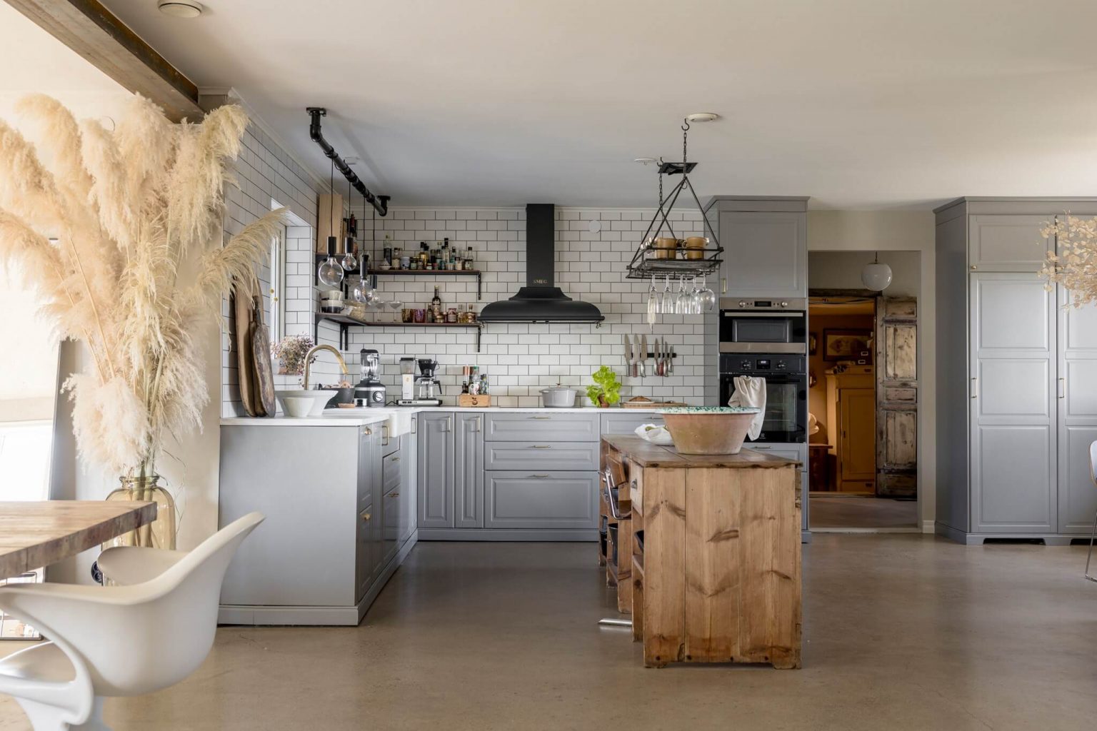 cuisine grise avec îlot bois rustique maison de campagne décoration scandinave