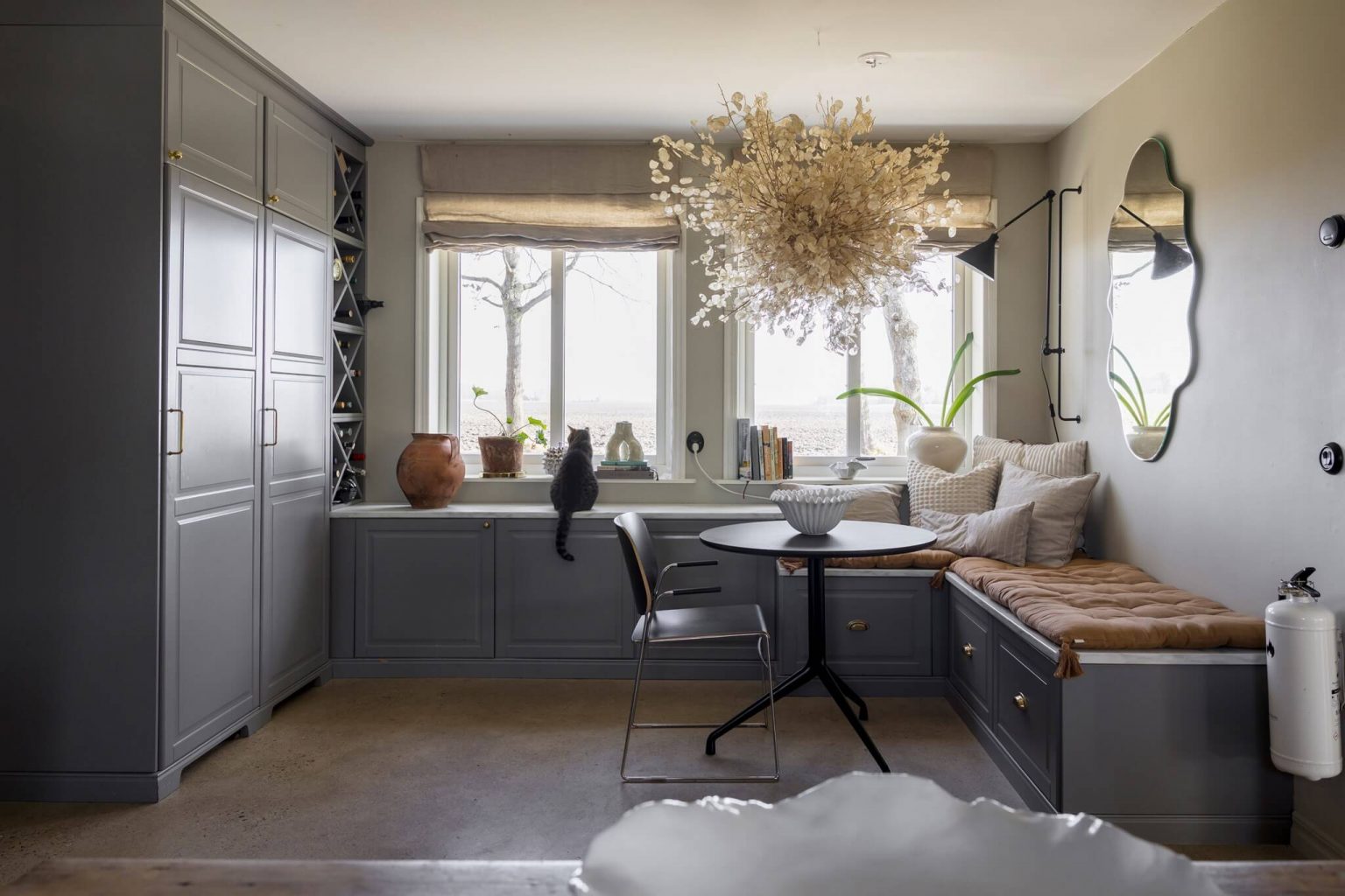 cuisine grise avec coin repas rustique maison de campagne décoration scandinave