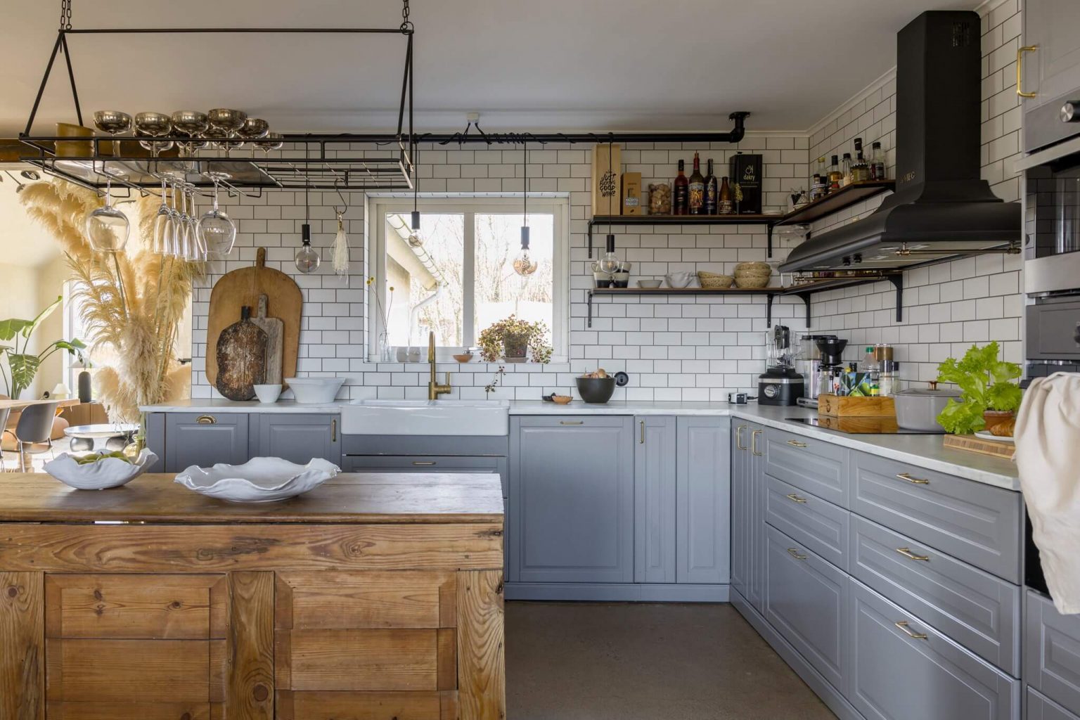cuisine grise avec îlot bois rustique maison de campagne décoration scandinave