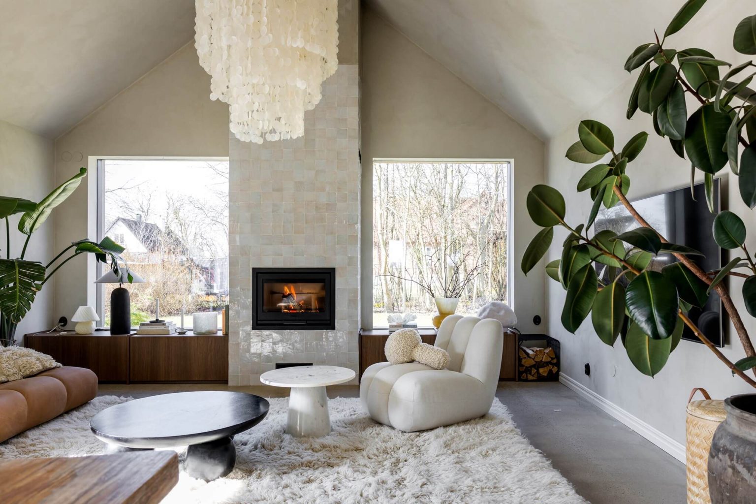 salon avec cheminée zelliges blanches sol béton ciré maison de campagne décoration scandinave