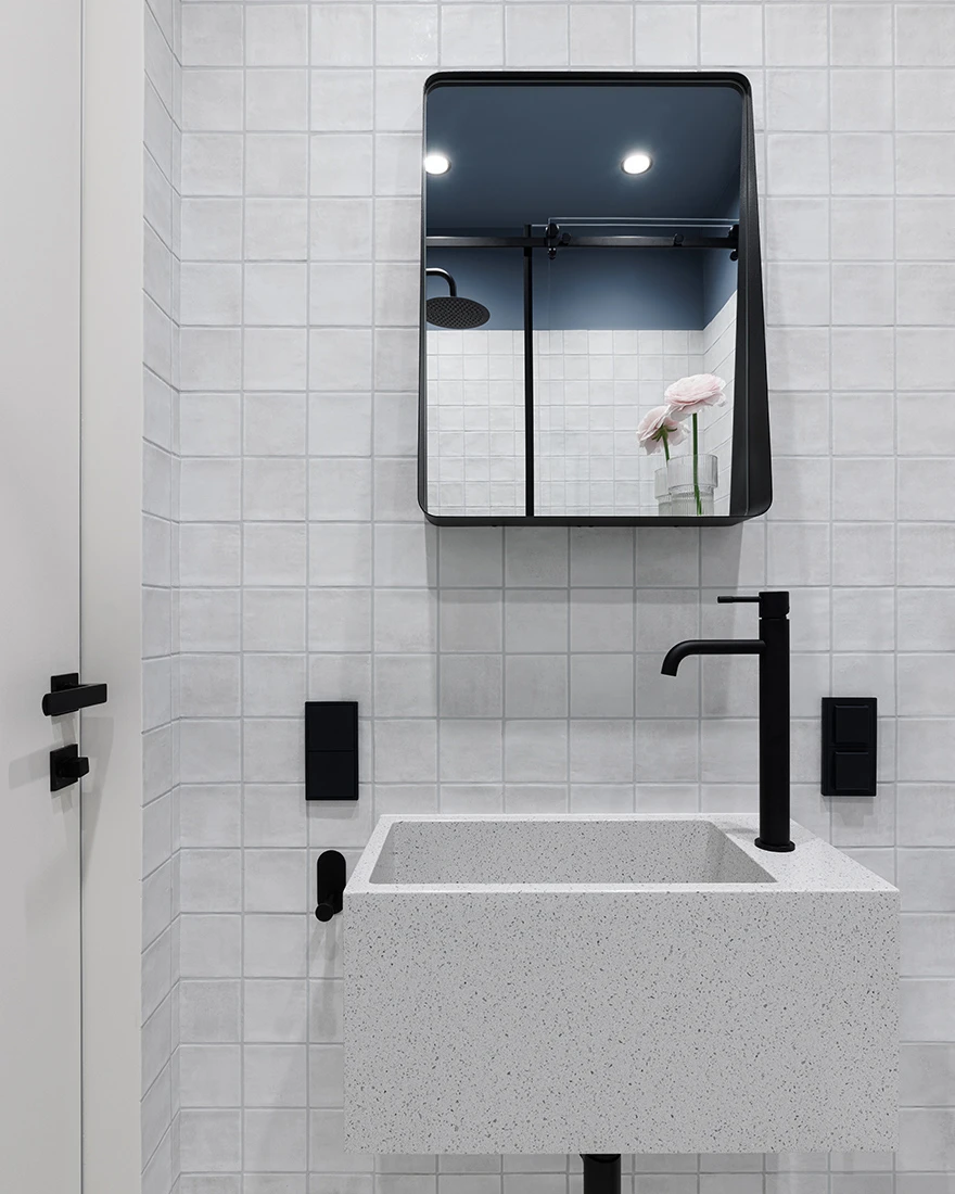 salle de bain plafond bleu appartement design 33m2