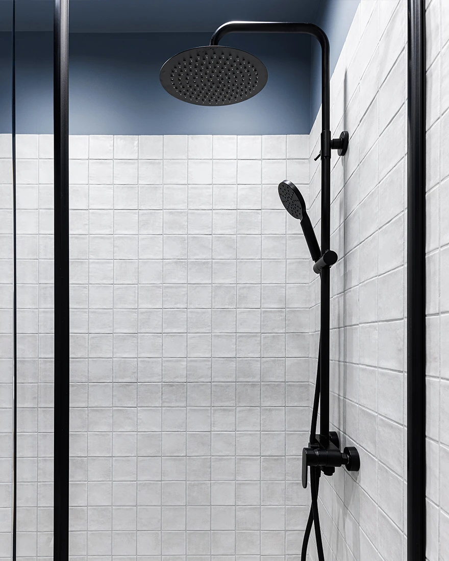douche avec zelliges blanches et plafond bleu appartement design 33m2
