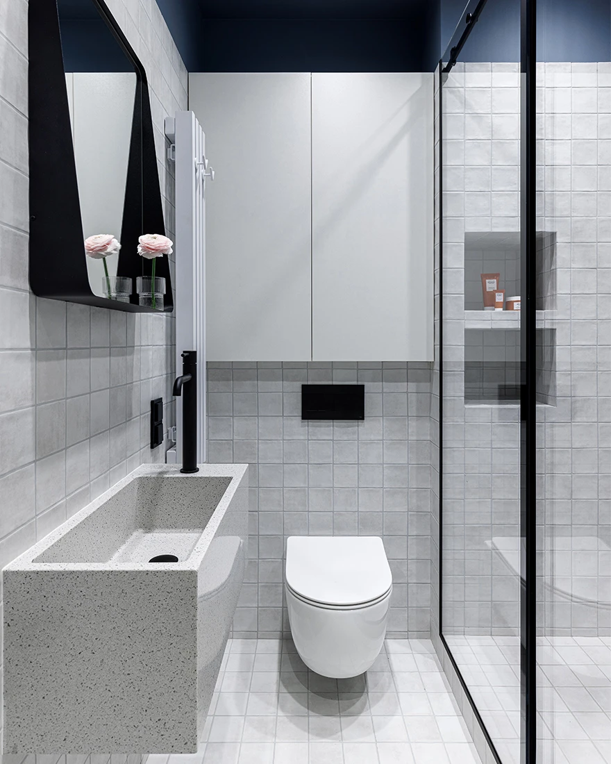 salle de bain zelliges blanches plafond bleu appartement design 33m2