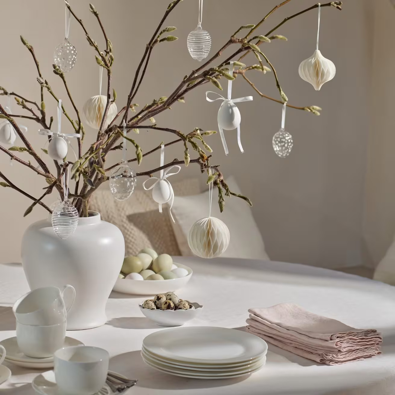 table de Pâques décorée en blanc The White Company table de Pâques décorée en blanc The White Company