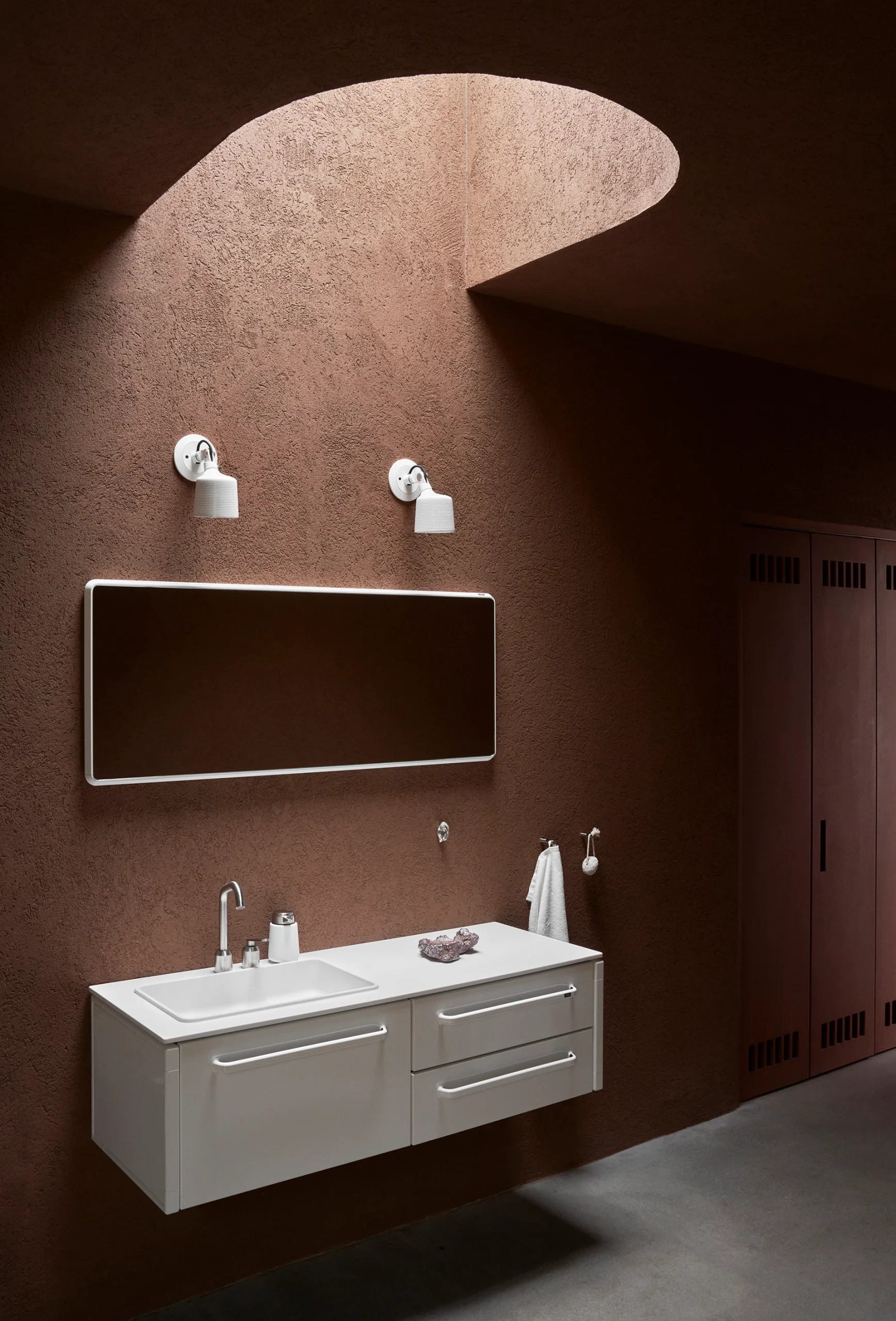 salle de bain design avec puits de lumière