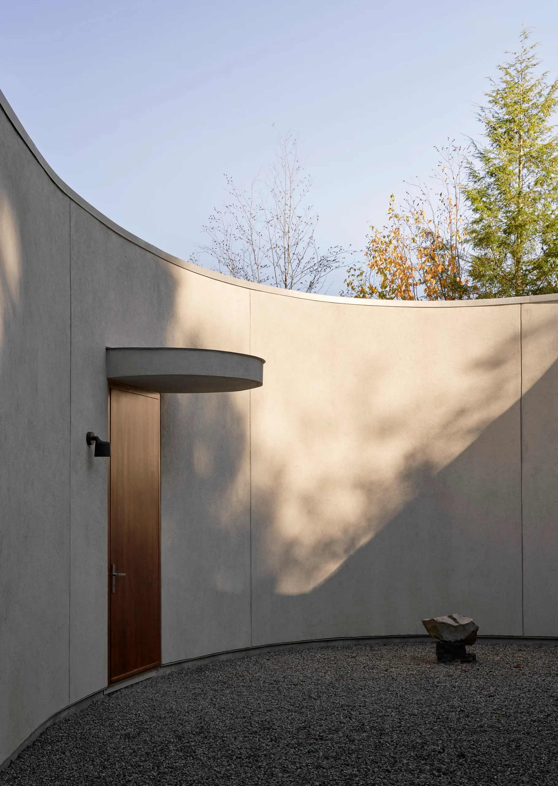 entrée maison Vipp au bord d'un étang dans l'état de New York architecte Johnston Marklee