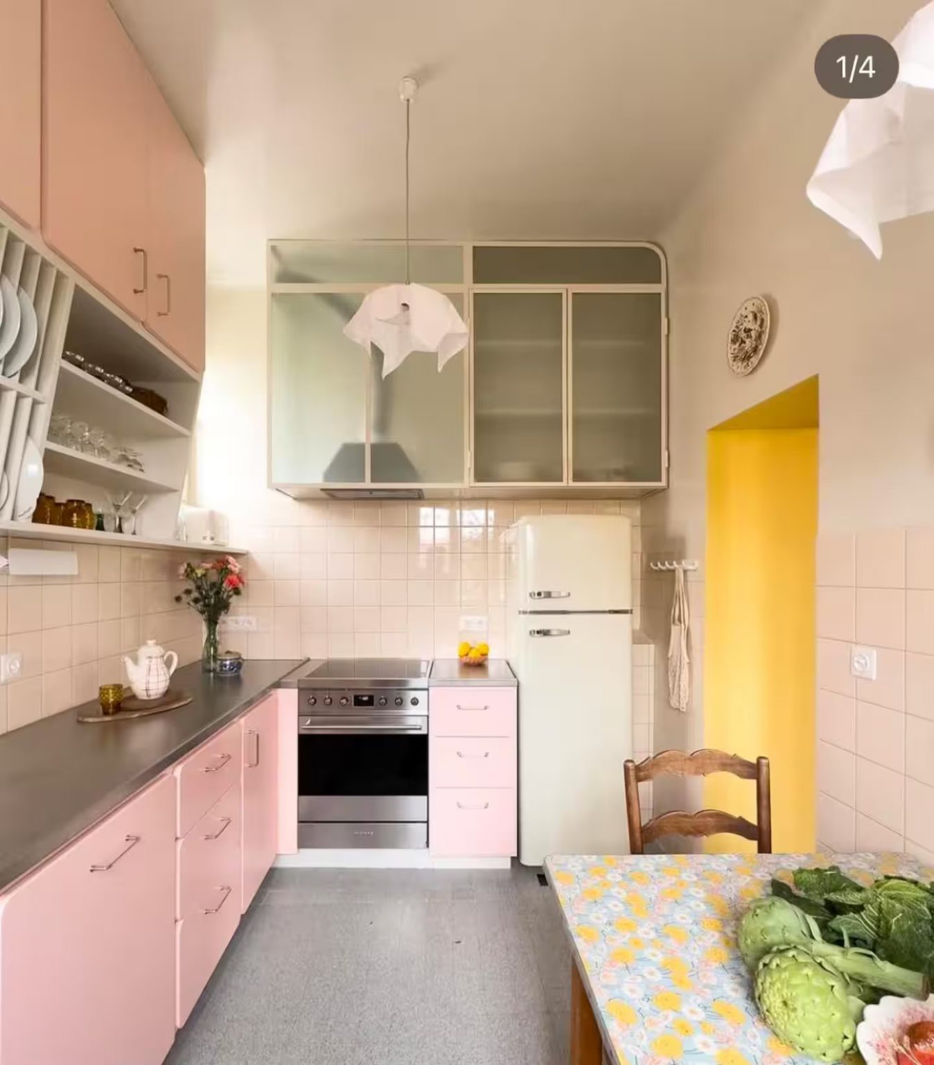 cuisine rose sol ancien gris maison de ville Marseille décoration vintage Villa Medjé