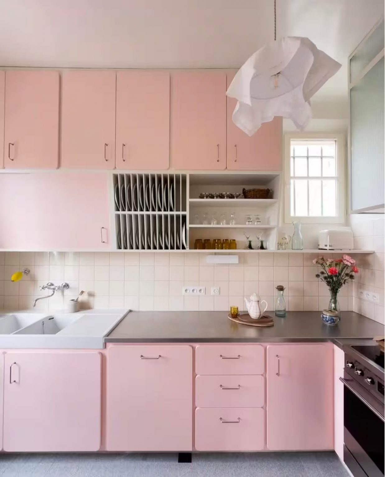 cuisine rose sol ancien gris maison de ville Marseille décoration vintage Villa Medjé