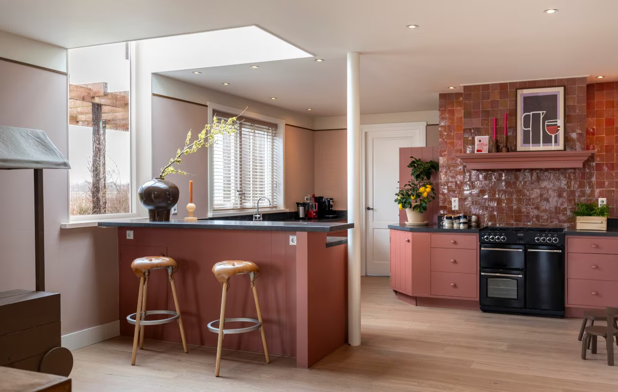 cuisine ouverte avec bar décoration contemporaine bois et rose