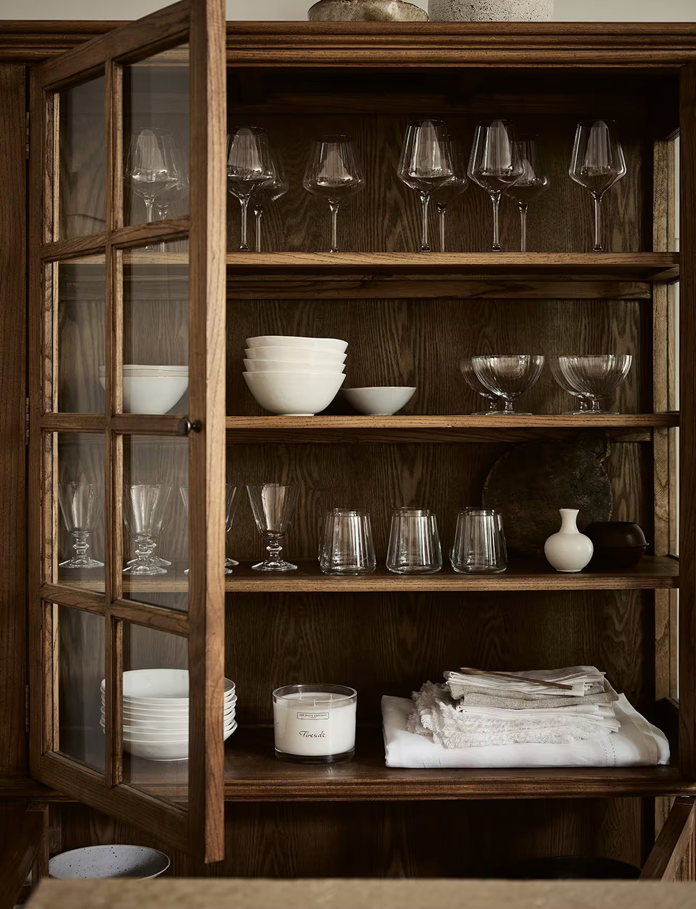 vitrine en bois avec vaisselle blanche The White Company vitrine en bois avec vaisselle blanche The White Company