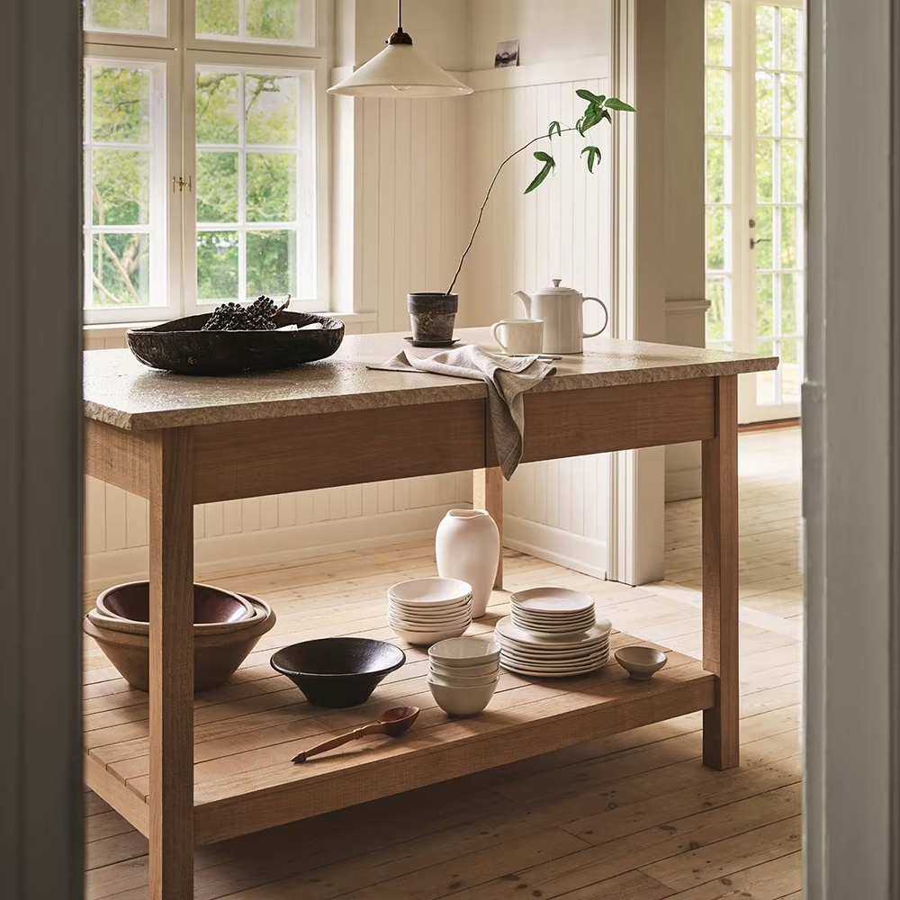 îlot de cuisine en bois avec vaisselle The White Company îlot de cuisine en bois avec vaisselle The White Company