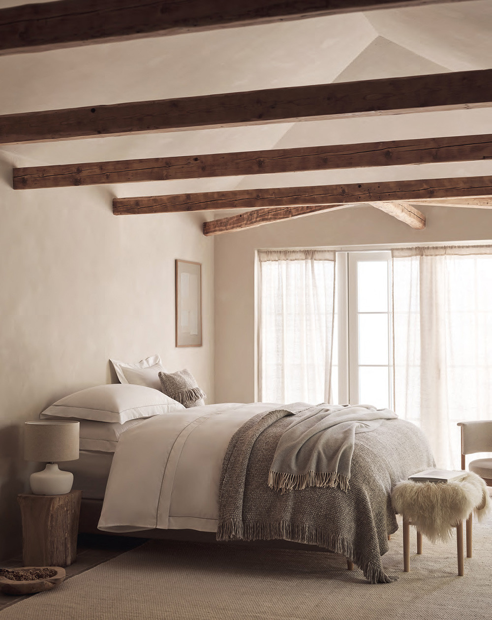 chambre avec poutres décoration naturelle et printanière The White Company chambre avec poutres décoration naturelle et printanière The White Company