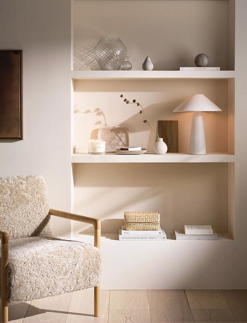 salon avec niches décoration naturelle et printanière The White Company salon avec niches décoration naturelle et printanière The White Company