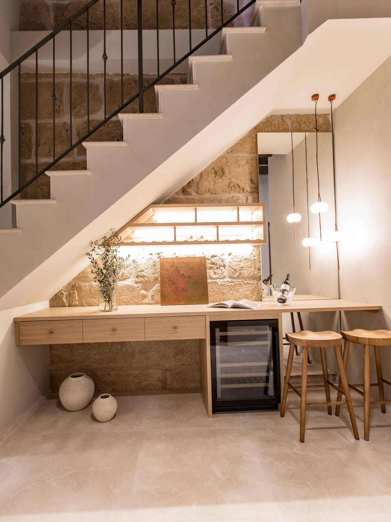 entrée avec bureau sous escalier décoration contemporaine maison de ville Majorque avec mini piscine entrée avec bureau sous escalier décoration contemporaine maison de ville Majorque avec mini piscine