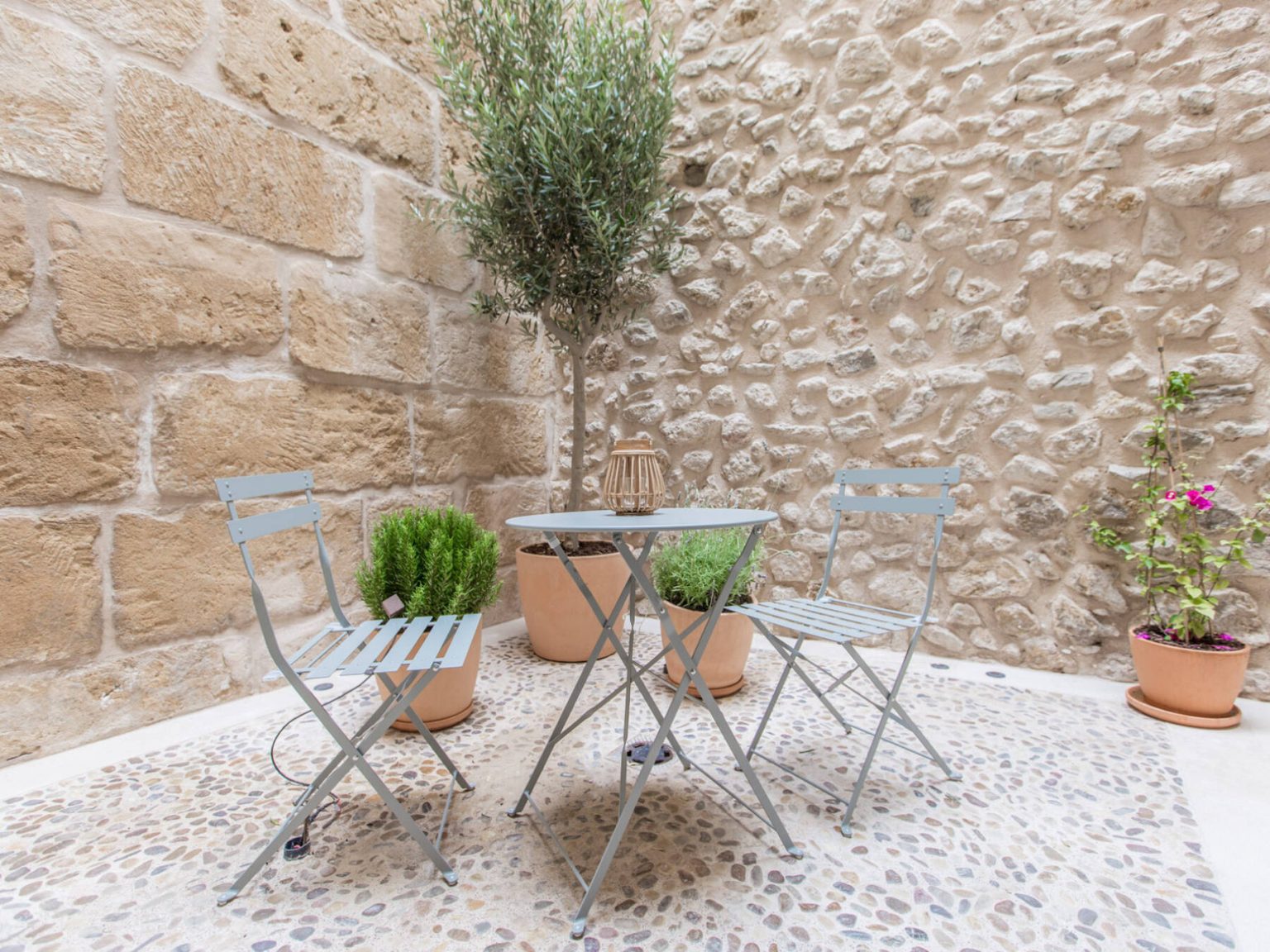 terrasse galet entourée murs en pierres maison de ville Majorque terrasse galet entourée murs en pierres maison de ville Majorque