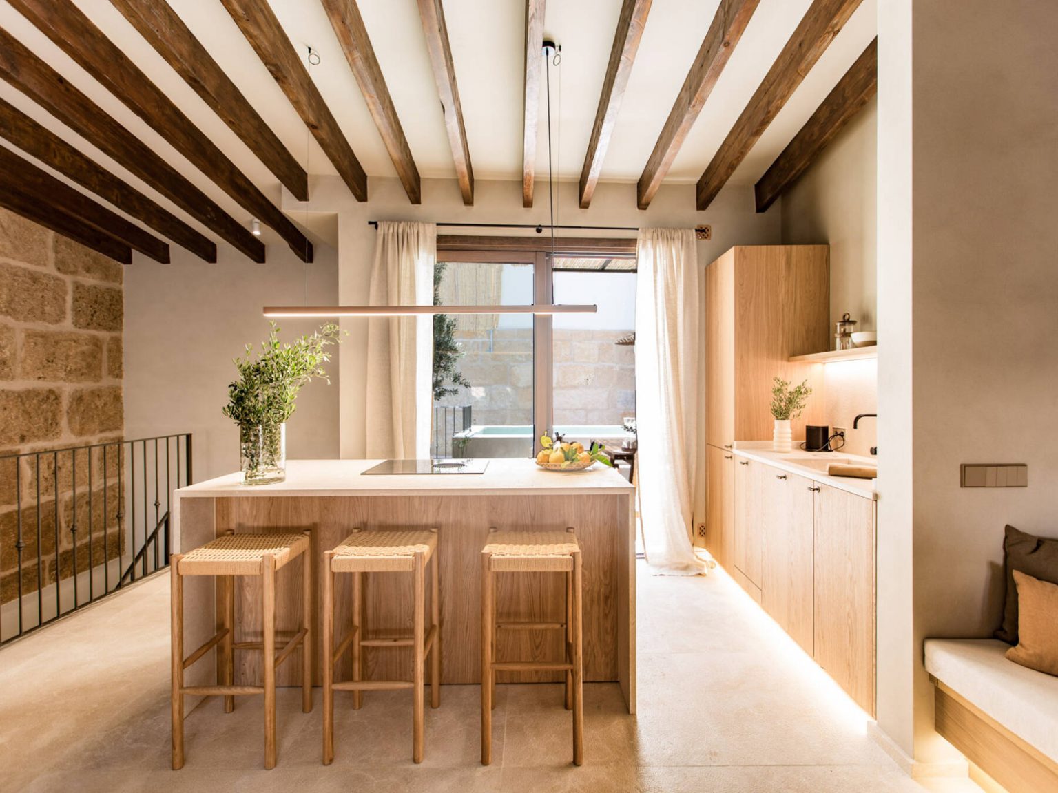 cuisine ouverte avec poutres décoration contemporaine maison de ville Majorque avec mini piscine cuisine ouverte avec poutres décoration contemporaine maison de ville Majorque avec mini piscine