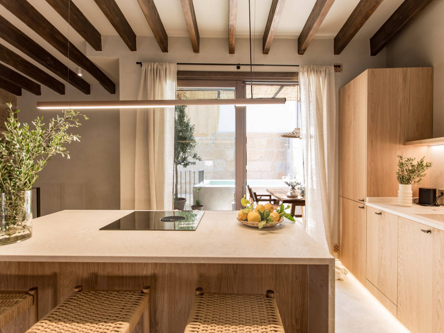 cuisine ouverte avec îlot et avec poutres décoration contemporaine maison de ville Majorque avec mini piscine cuisine ouverte avec îlot et avec poutres décoration contemporaine maison de ville Majorque avec mini piscine