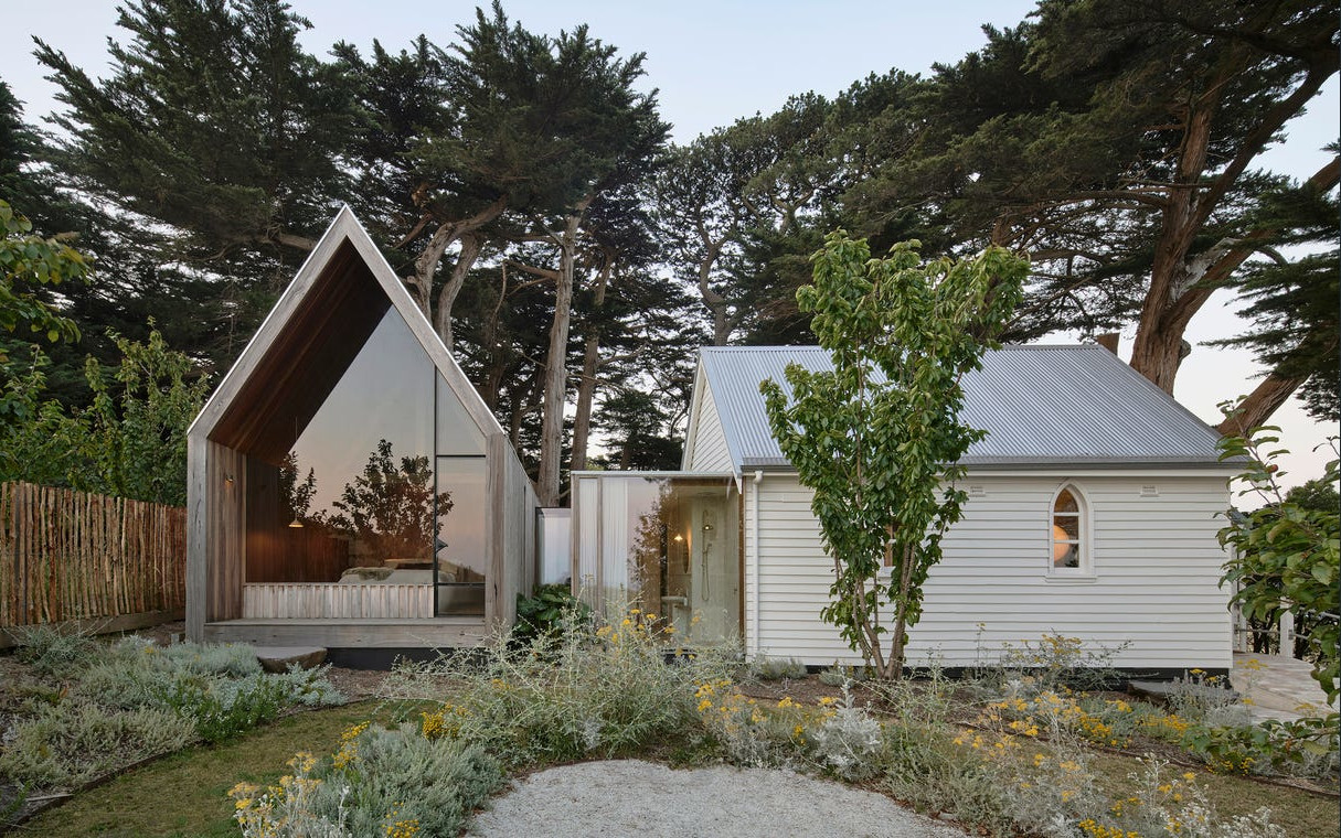 Une ancienne église transformée en maison contemporaine dans la campagne australienne