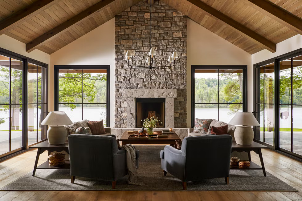 Maison contemporaine au Canada : une rénovation spectaculaire au bord d’un lac