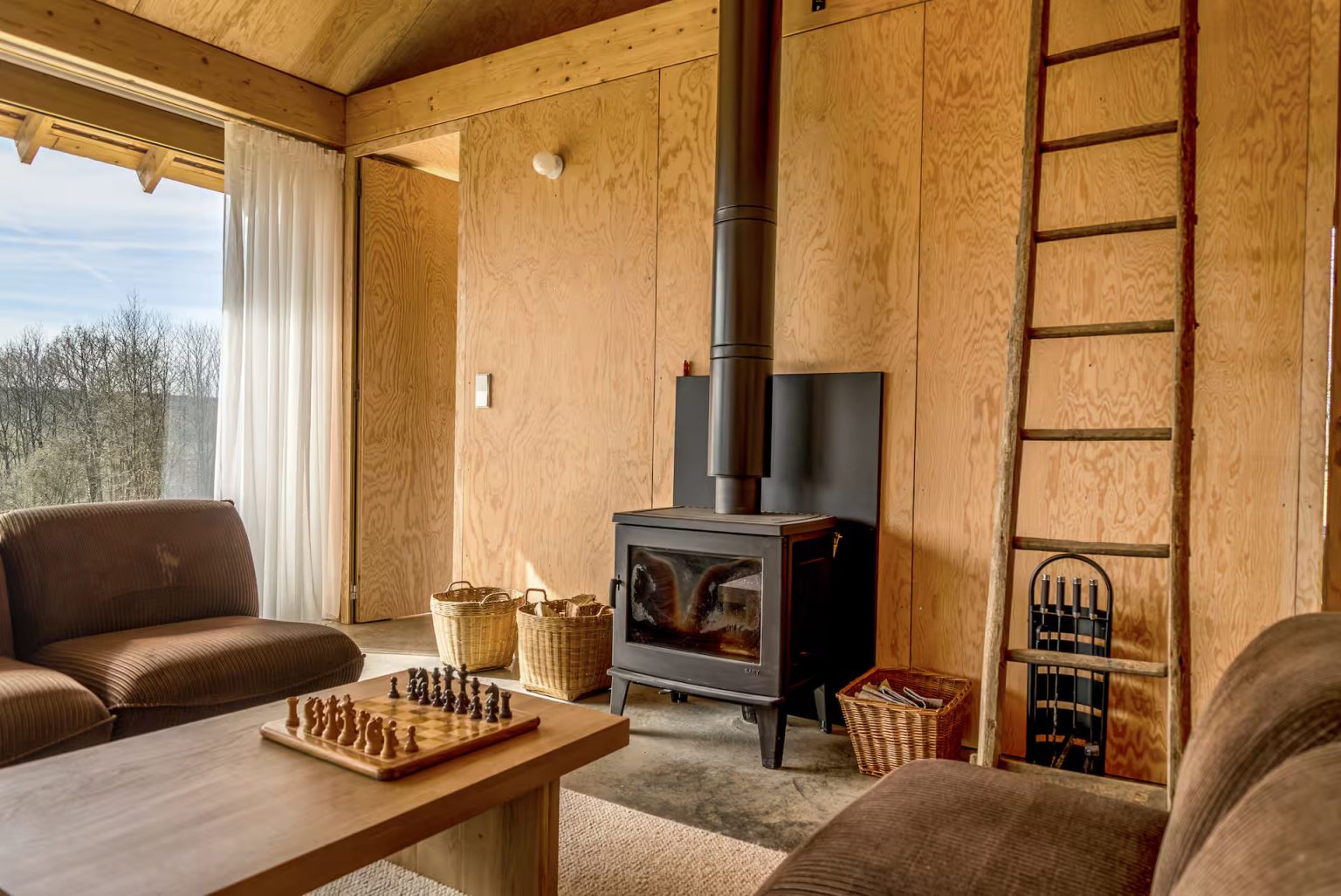 salon murs bois décoration contemporaine maison d'architecte éco responsable dans le Perche 