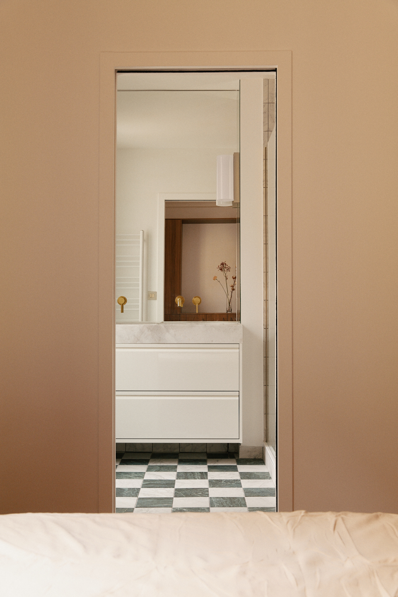 salle de bain et chambre décoration contemporaine appartement haussmannien Paris 50m2 Photo : © Oracle Paris