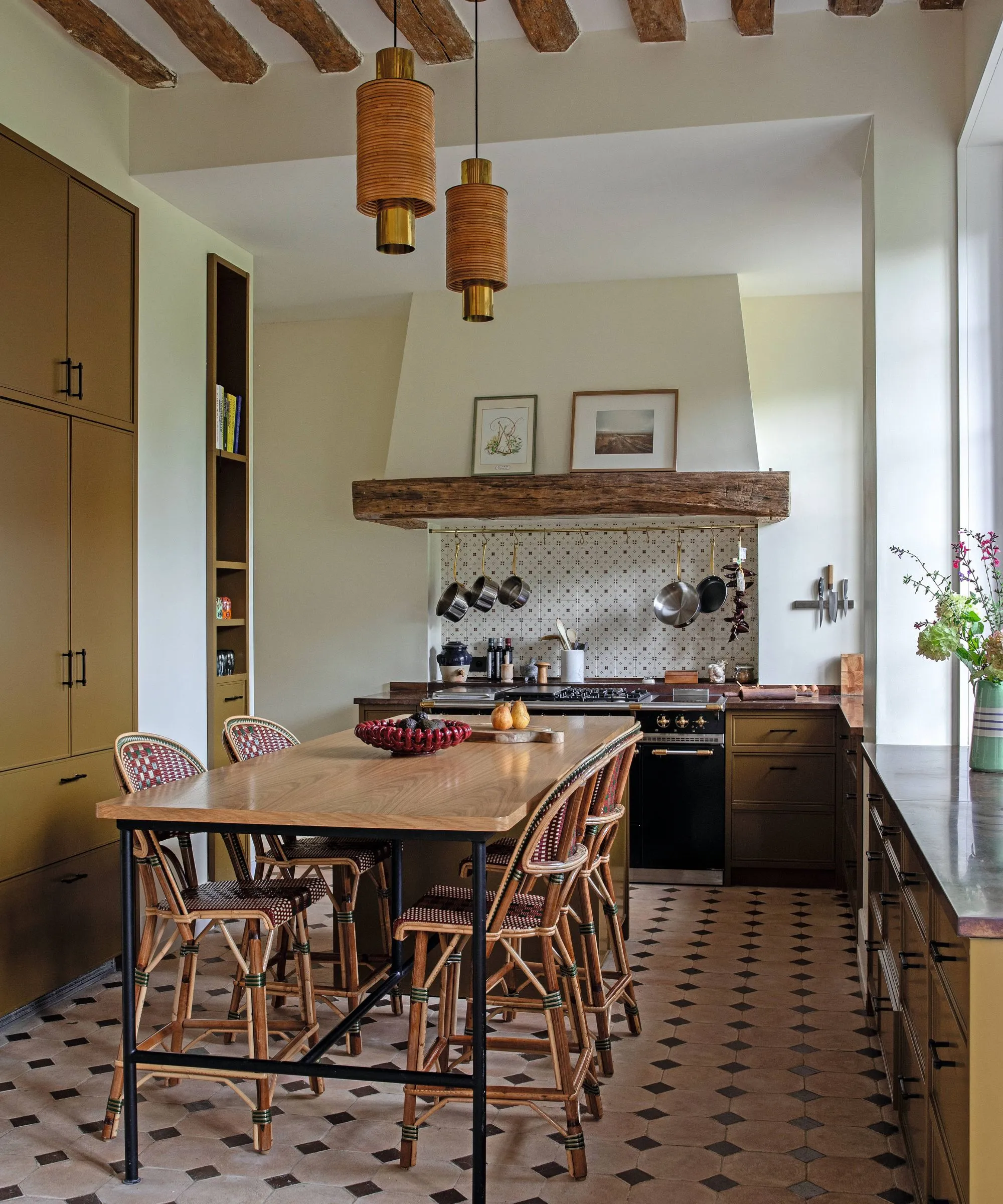 cuisine avec poutres décoration contemporaine et classique chic cuisine avec poutres décoration contemporaine et classique chic