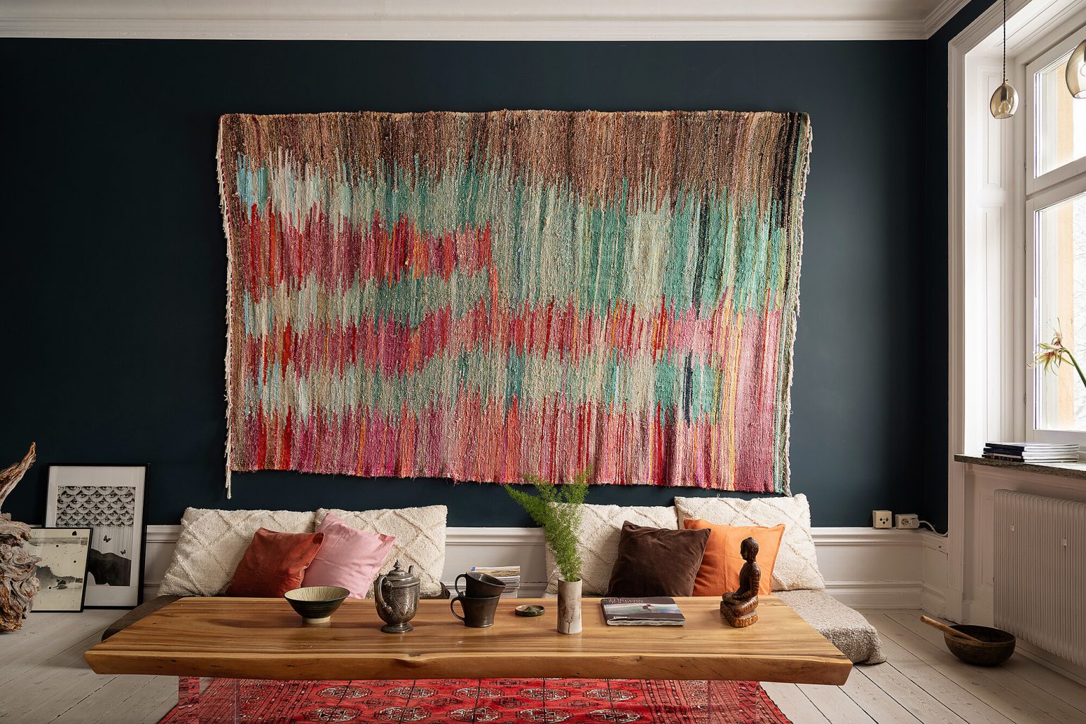 salon murs bleu marine appartement deux-pièces ancien décoration vintage