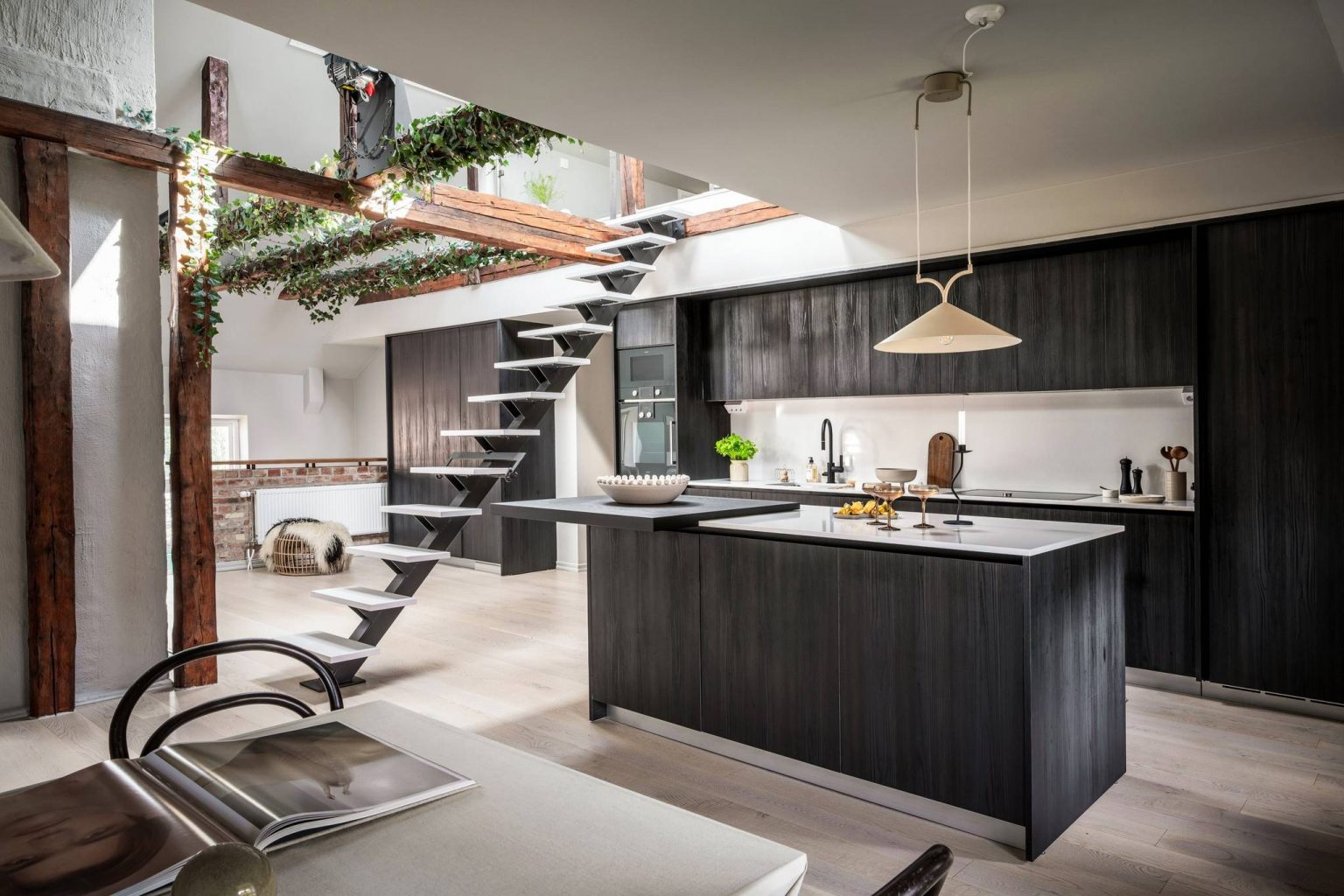 cuisine noire design avec poutres et plantes vertes décoration scandinave
