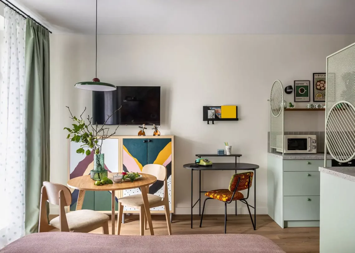 Un studio coloré de 30m2 optimisé à la déco années 70
