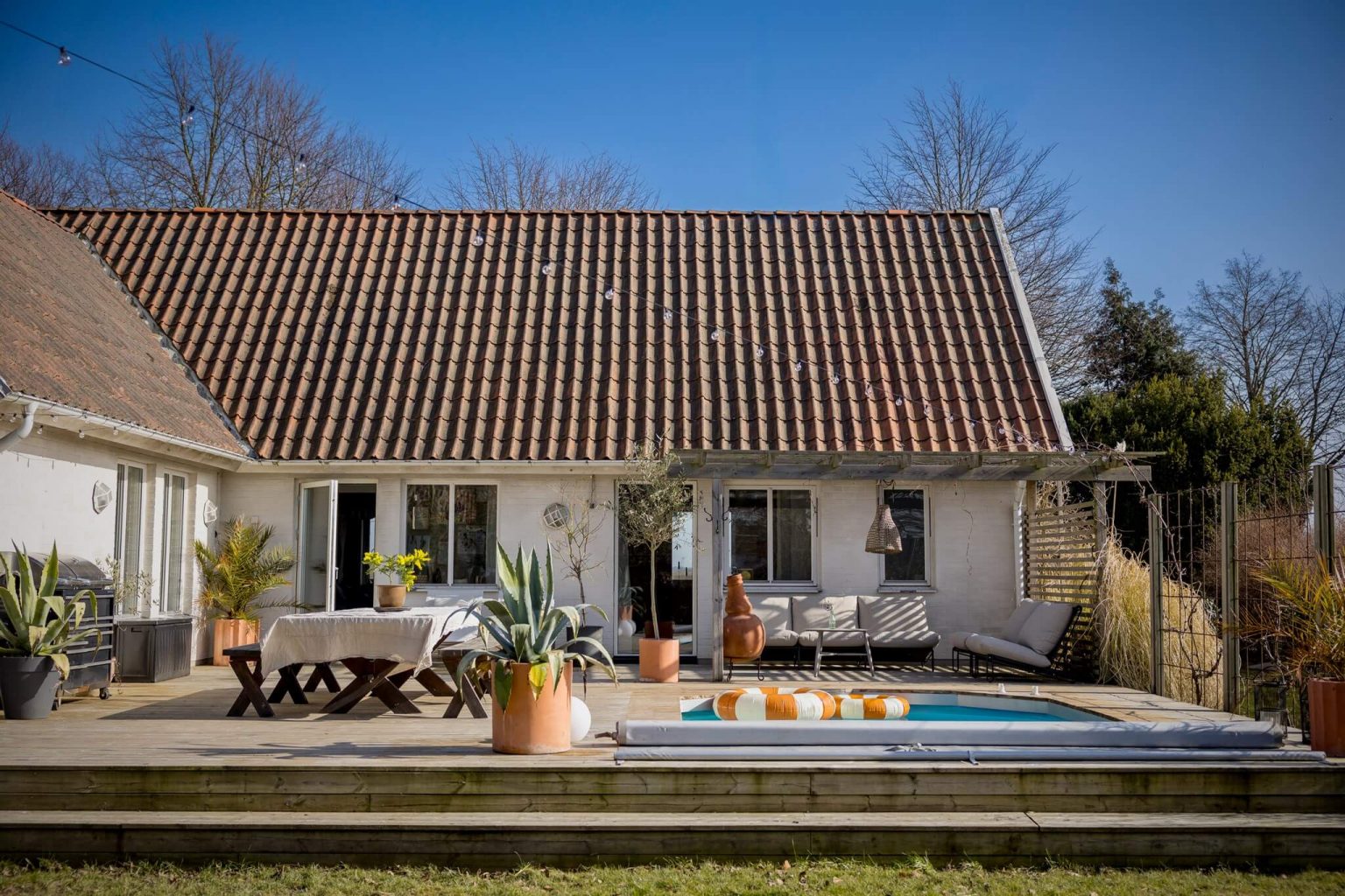 terrasse avec petite piscine maison de campagne décoration scandinave