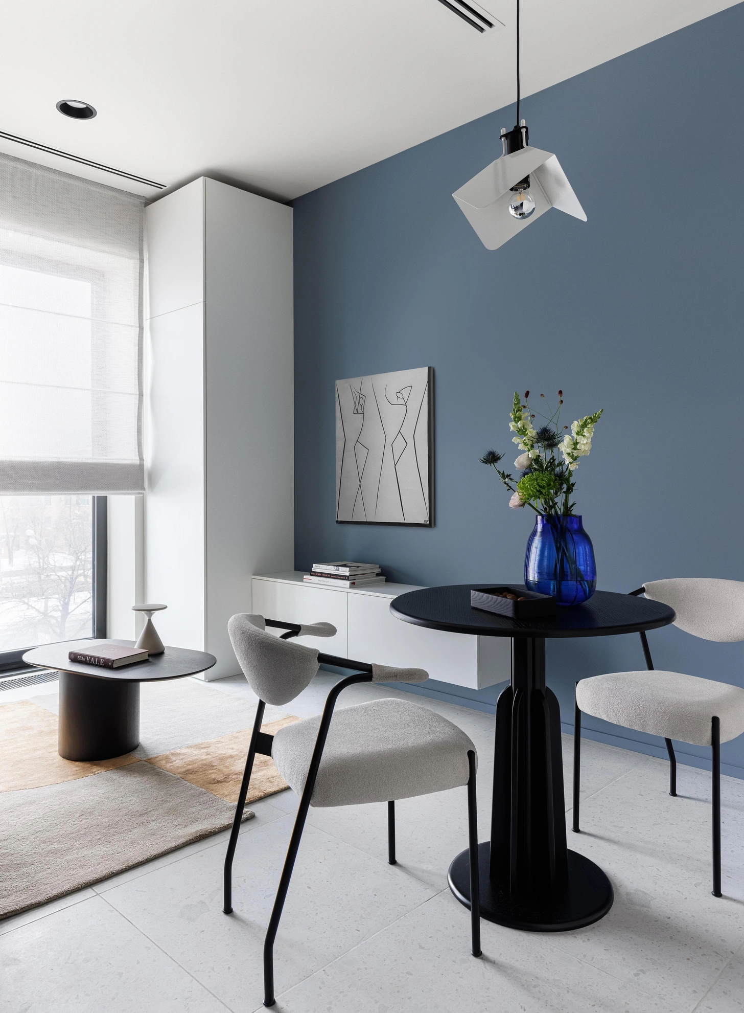 salle à manger mur bleu appartement design 33m2