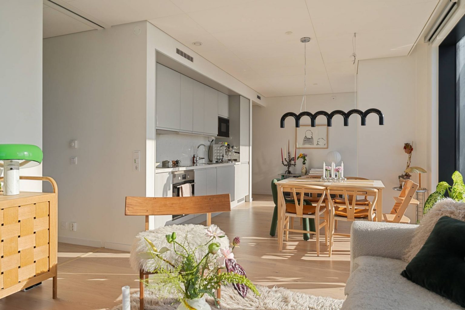 cuisine salle à manger et salon décoration design et scandinave deux-pièces 55m2 tour Karlatornet Göteborg