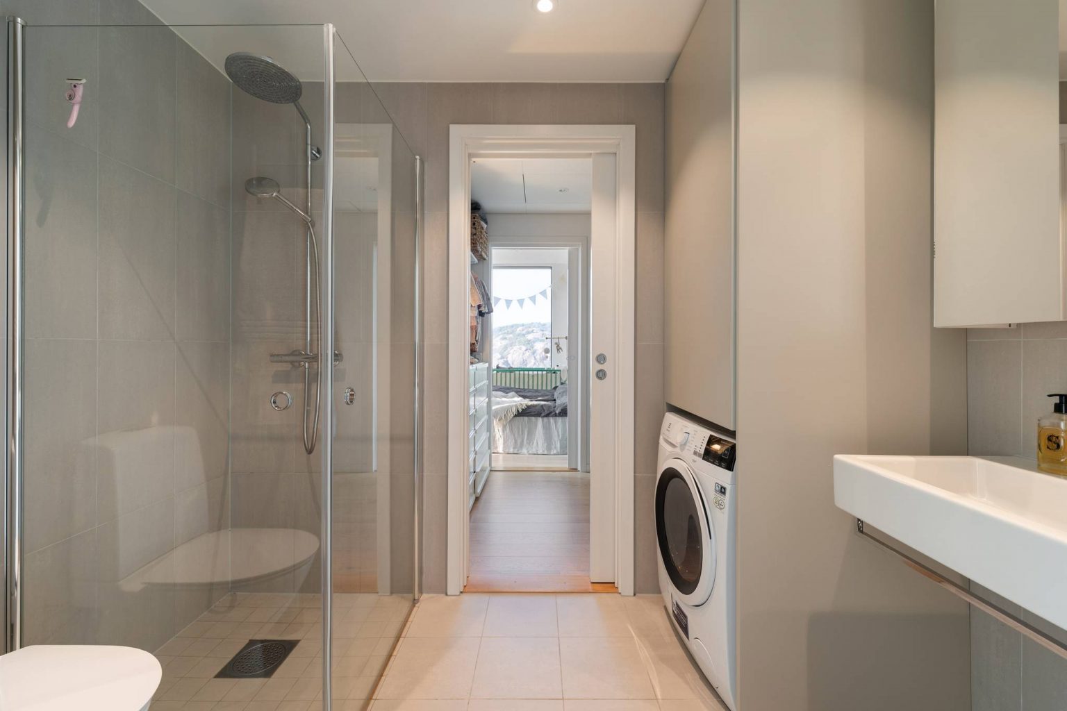 salle de bain grise et design deux-pièces 55m2 tour Karlatornet Göteborg